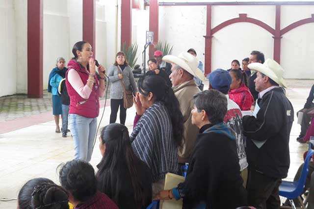 Personas con discapacidad reciben credenciales de descuento en Zacapoaxtla