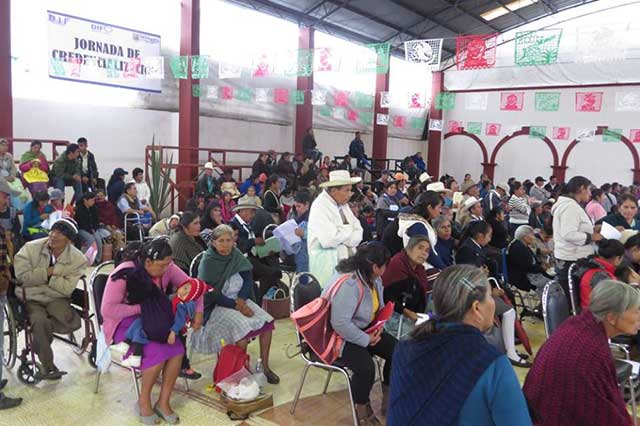 Personas con discapacidad reciben credenciales de descuento en Zacapoaxtla