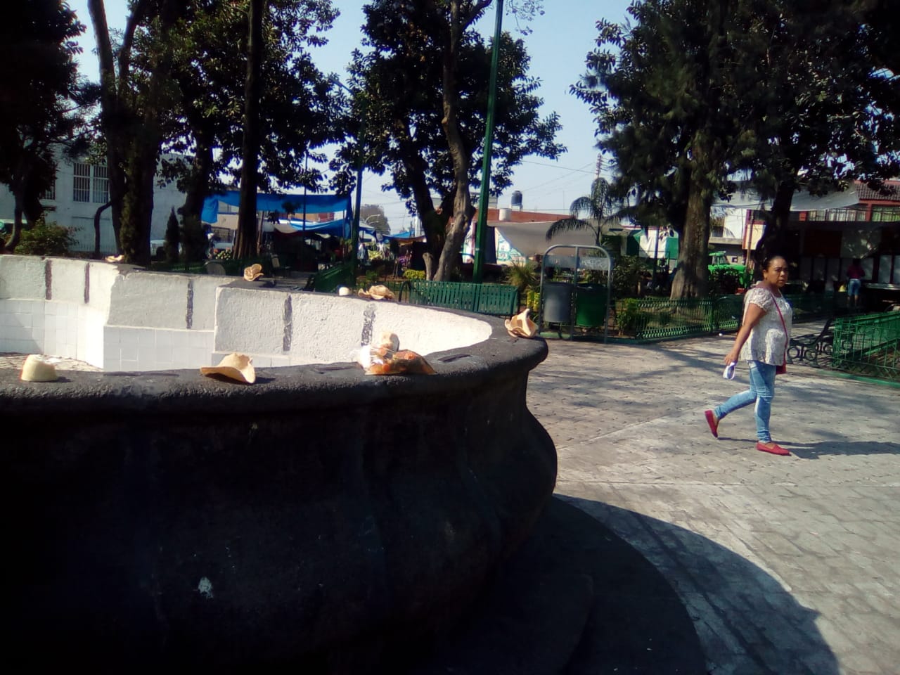 Ambulantes protestan tirando basura en Atlixco