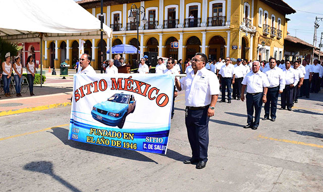 Participan cientos en marcha por el Día del Trabajo, en Zacapoaxtla