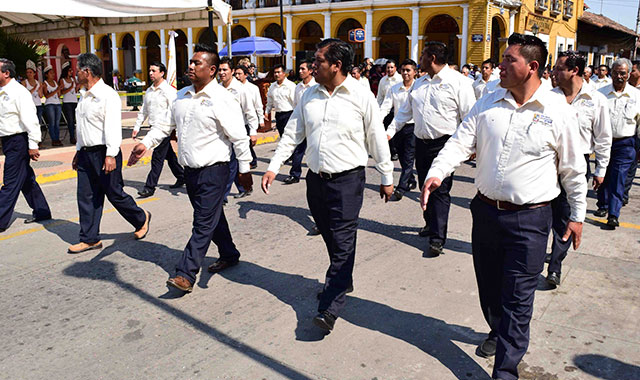Participan cientos en marcha por el Día del Trabajo, en Zacapoaxtla