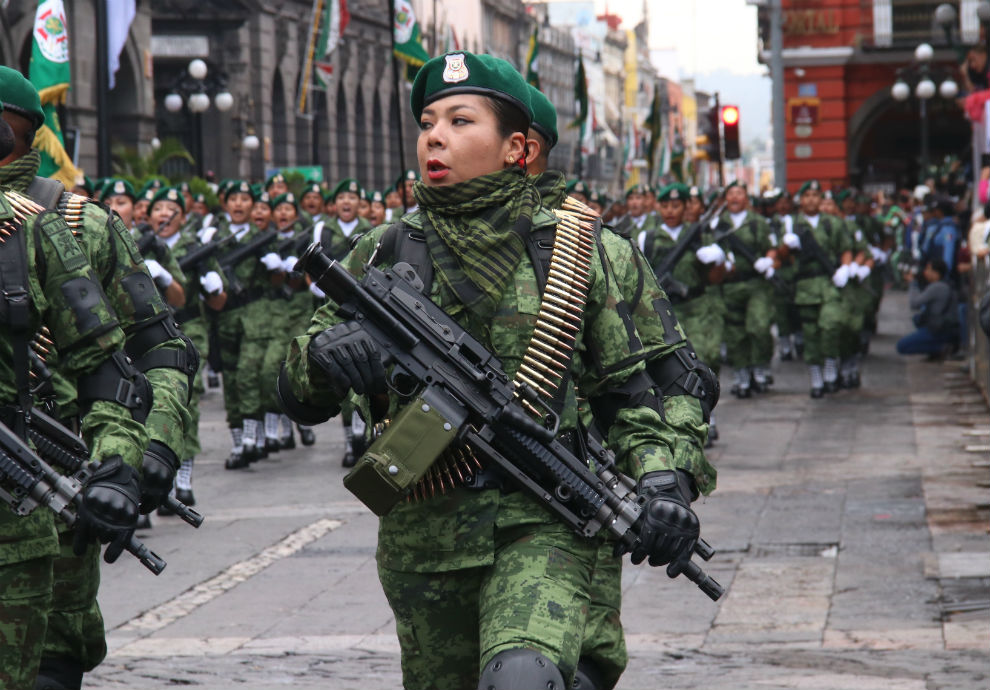 Celebran desfile cívico-militar en Puebla 