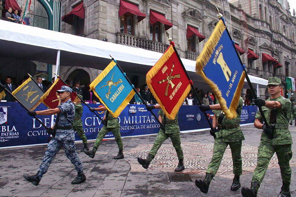 Celebran desfile cívico-militar en Puebla 