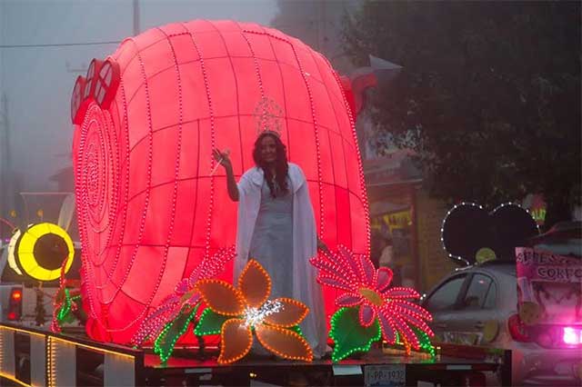 Con desfile comienza temporada navideña en Huauchinango