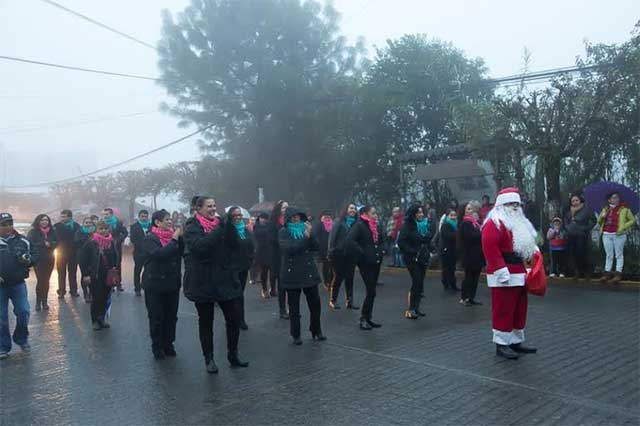 Con desfile comienza temporada navideña en Huauchinango