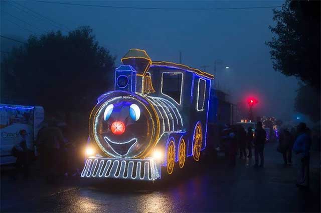 Con desfile comienza temporada navideña en Huauchinango