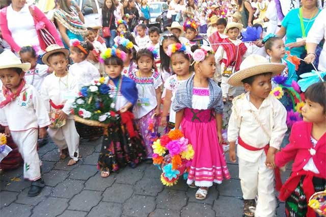 Realizan desfile y carrera de mojigangas previo al Huey Atlixcáyotl