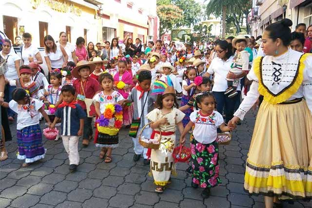 Realizan desfile y carrera de mojigangas previo al Huey Atlixcáyotl