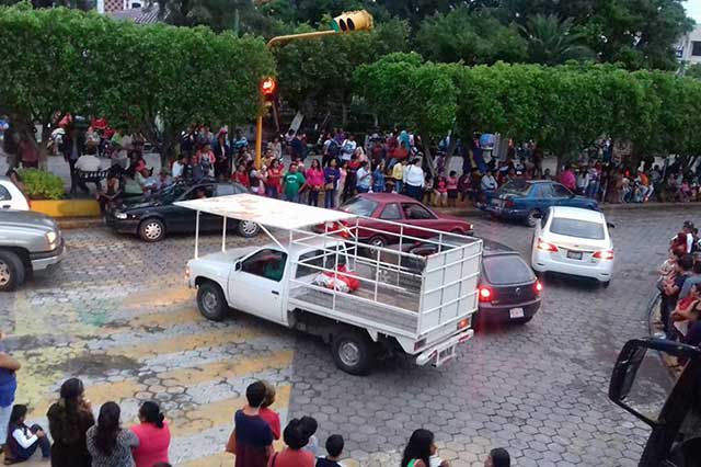 Desfile de arcos en Izúcar termina en caos vehicular