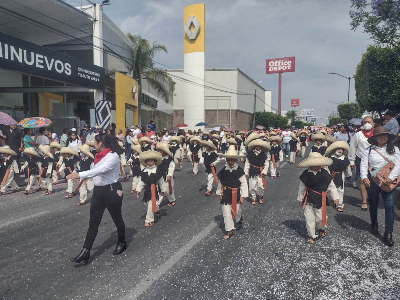 Cerca de 13 mil personas participaron en desfile de la Batalla de Puebla en  Tehuacán