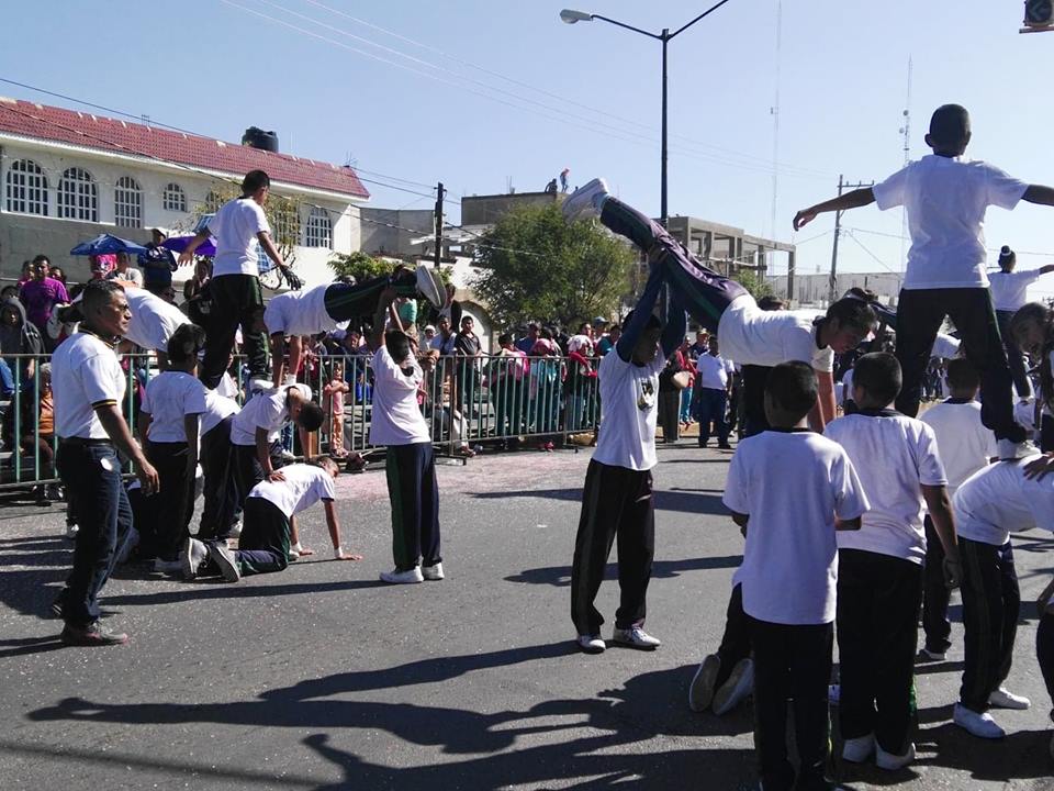 Desfilan por Revolución cientos de estudiantes en Tehuacán