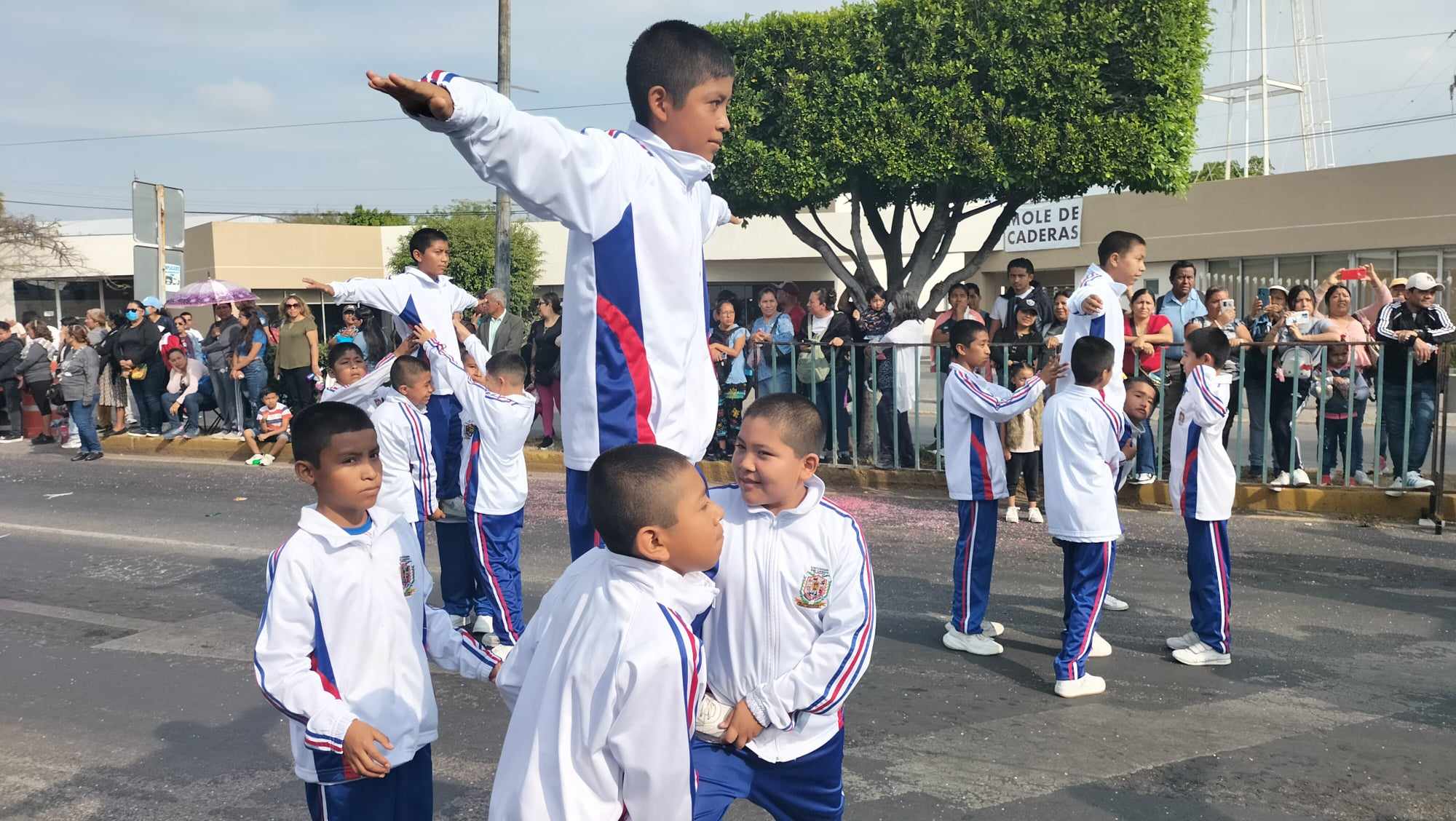 Desfilan más de 10 mil alumnos por el aniversario de la Revolución en Tehuacán