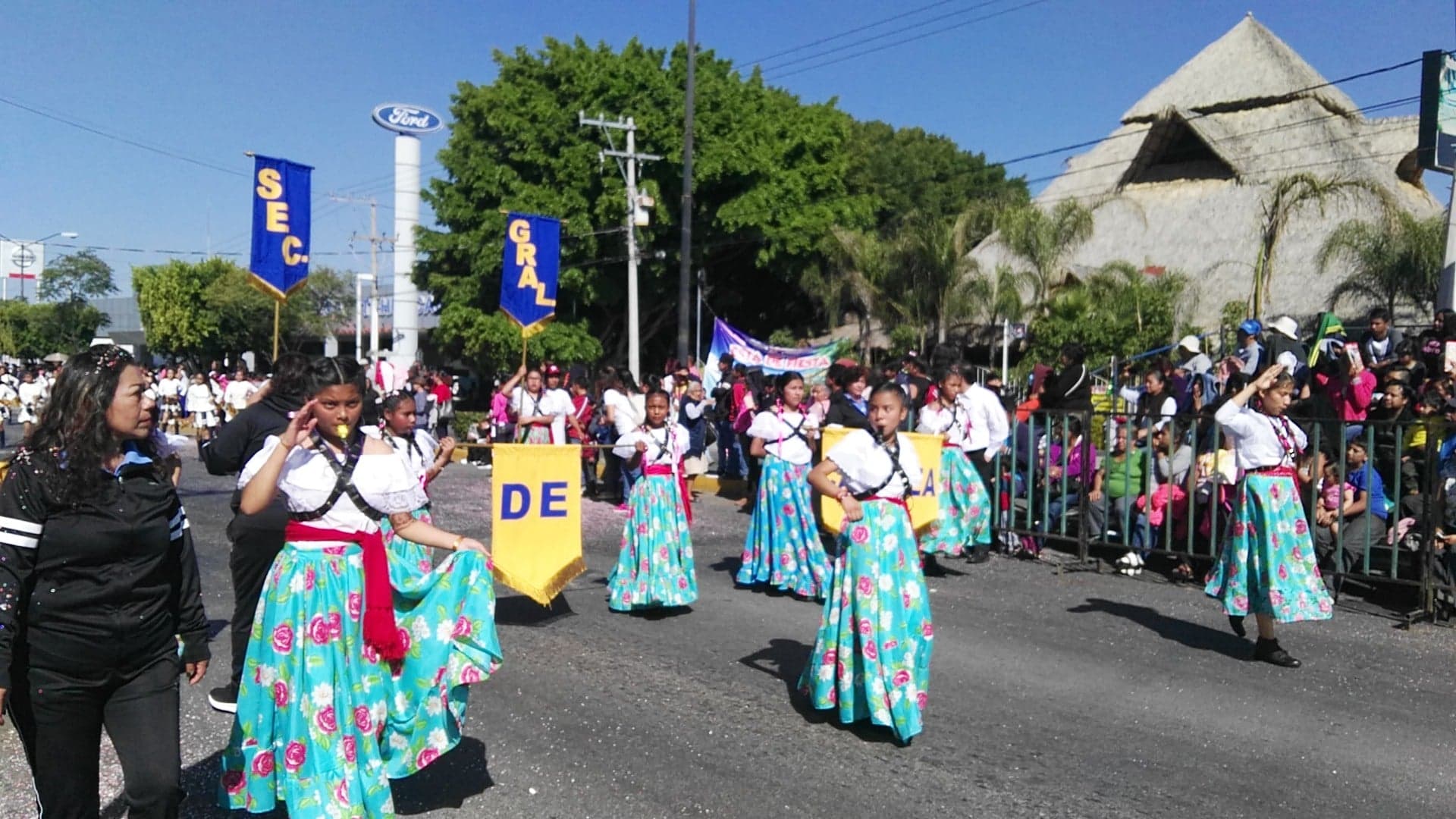 Desfilan por Revolución cientos de estudiantes en Tehuacán