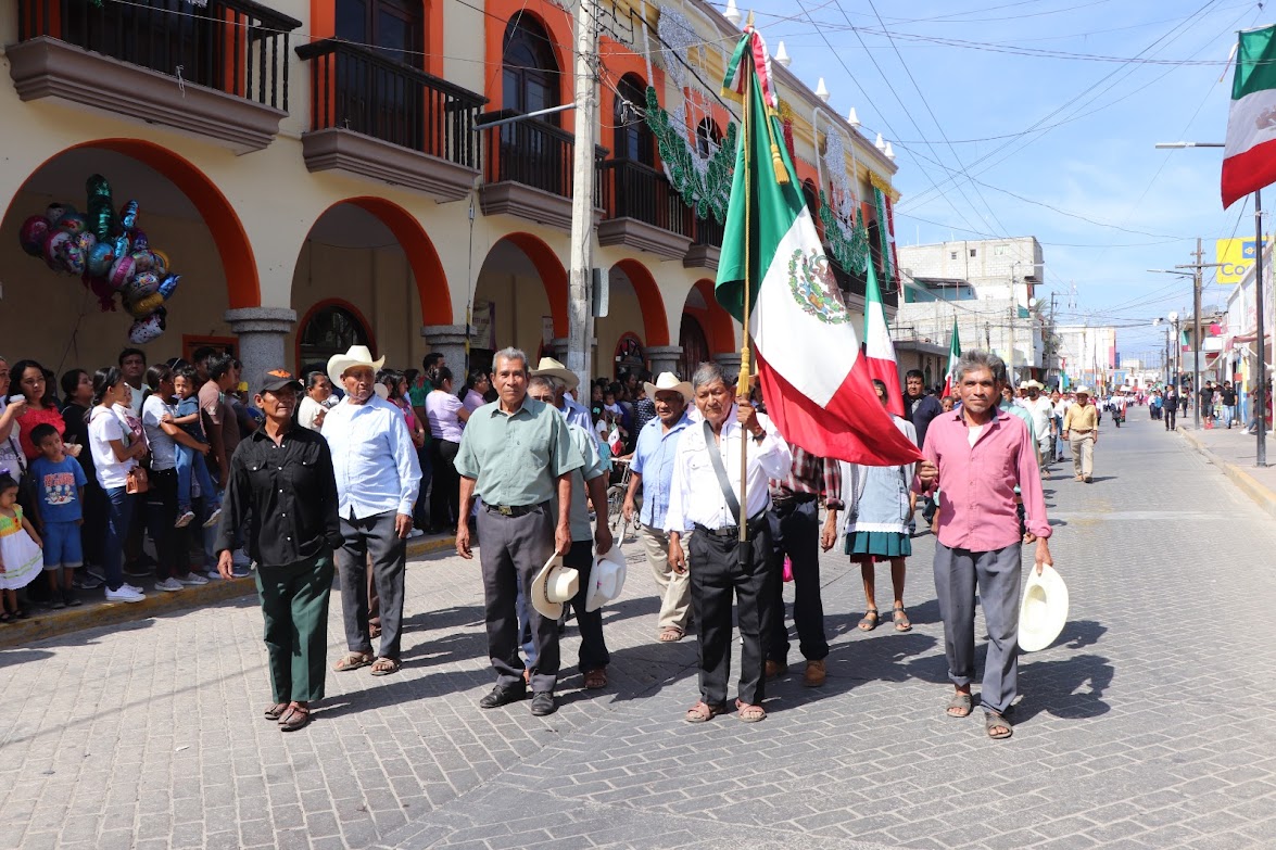 Más de 9 mil personas participaron en el desfile de Independencia en Tehuacán y Ajalpan