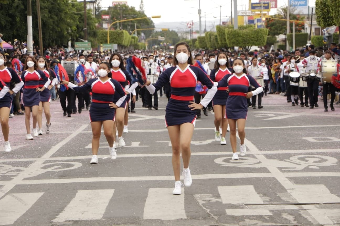 Miles de estudiantes de Tehuacán y Ajalpan participaron en desfile de la Independencia 