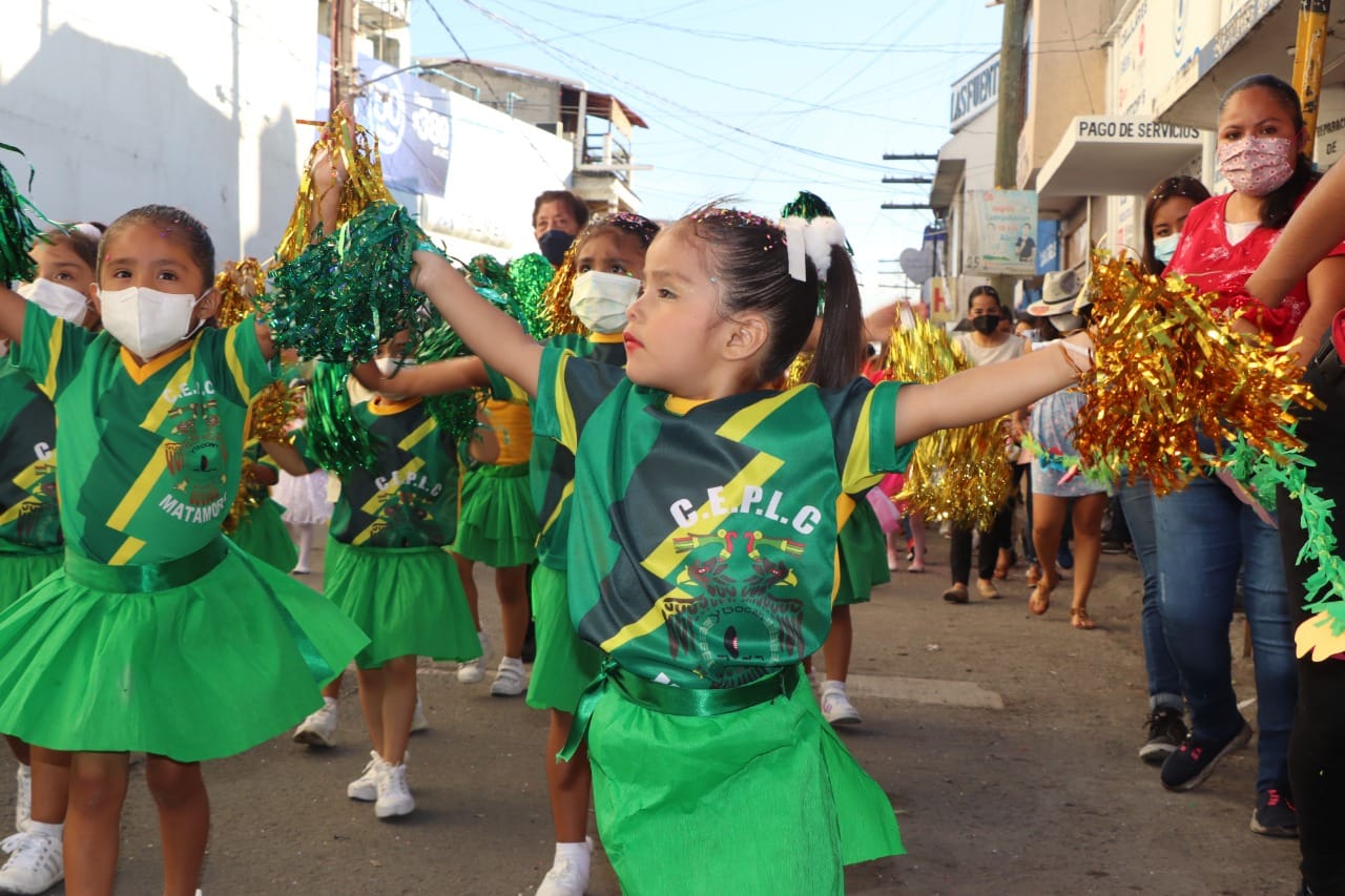 Con desfile izucarenses reciben la primavera  