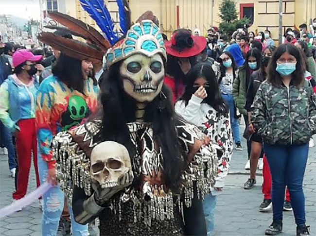 Realizan desfile por el día de muertos en las principales calles de Libres