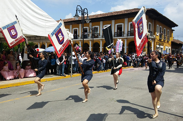 Más de 8 mil alumnos desfilan en Zacapoaxtla