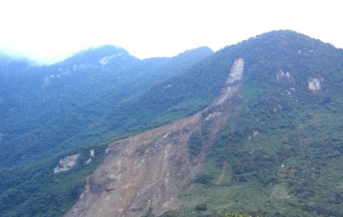 Desalojan a 19 familias en Tlacotepec por desgaje de cerro