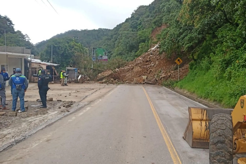 VIDEO Deslave deja bloqueada carretera federal en Querétaro