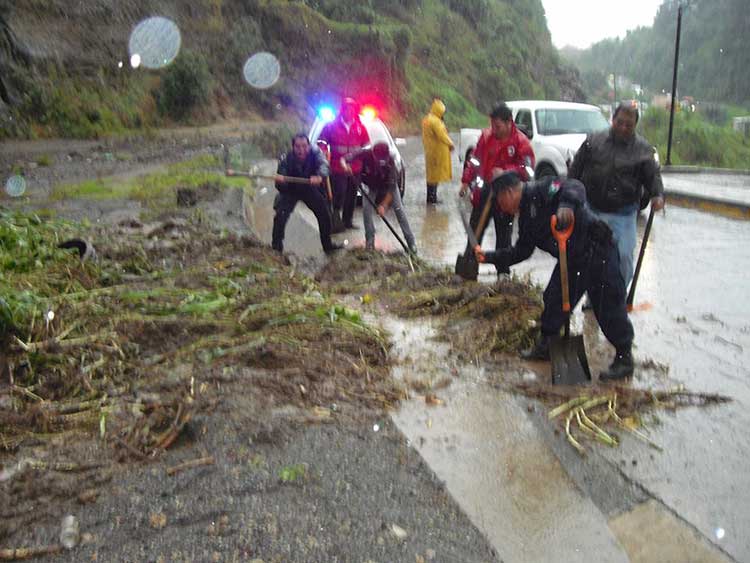 Tormenta provoca nuevos deslaves en carreteras de Teziutlán