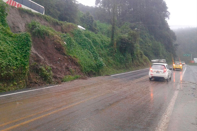 Lluvias ocasionan deslaves sobre carreteras en norte de Puebla