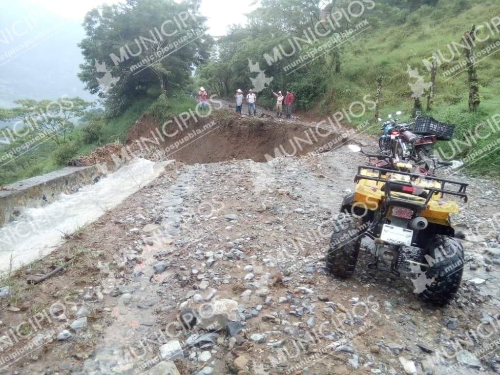 Quedan incomunicados habitantes de Tepatlán tras derrumbe de camino