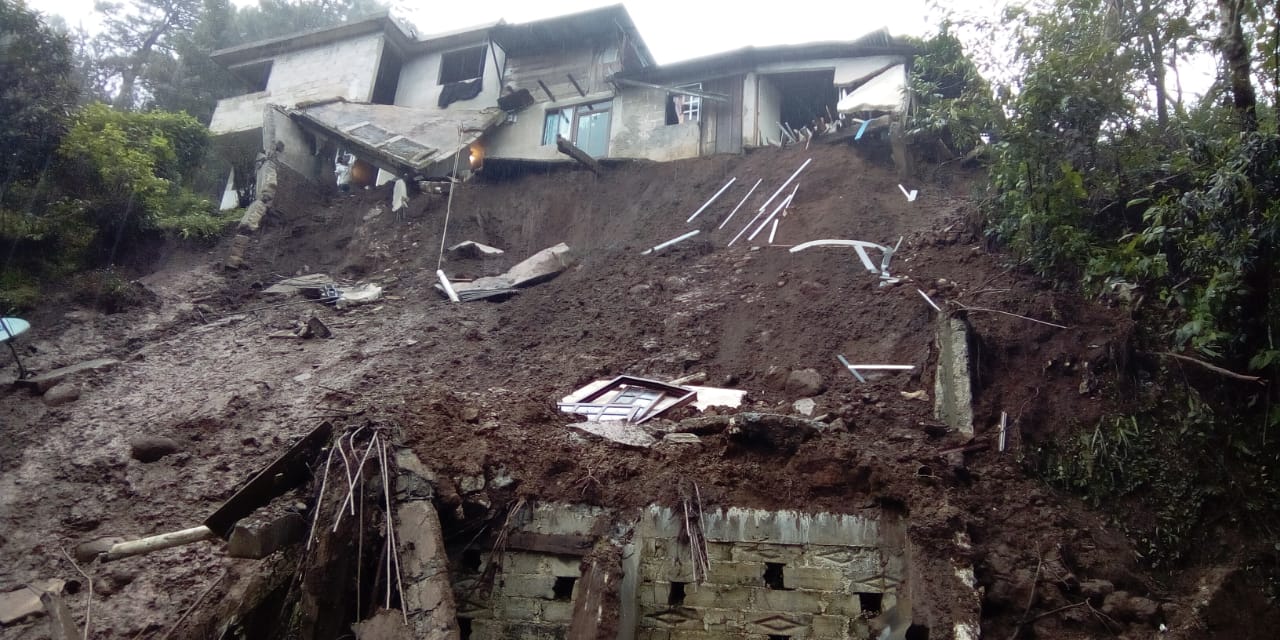 Deslave casi se lleva una vivienda en Huauchinango
