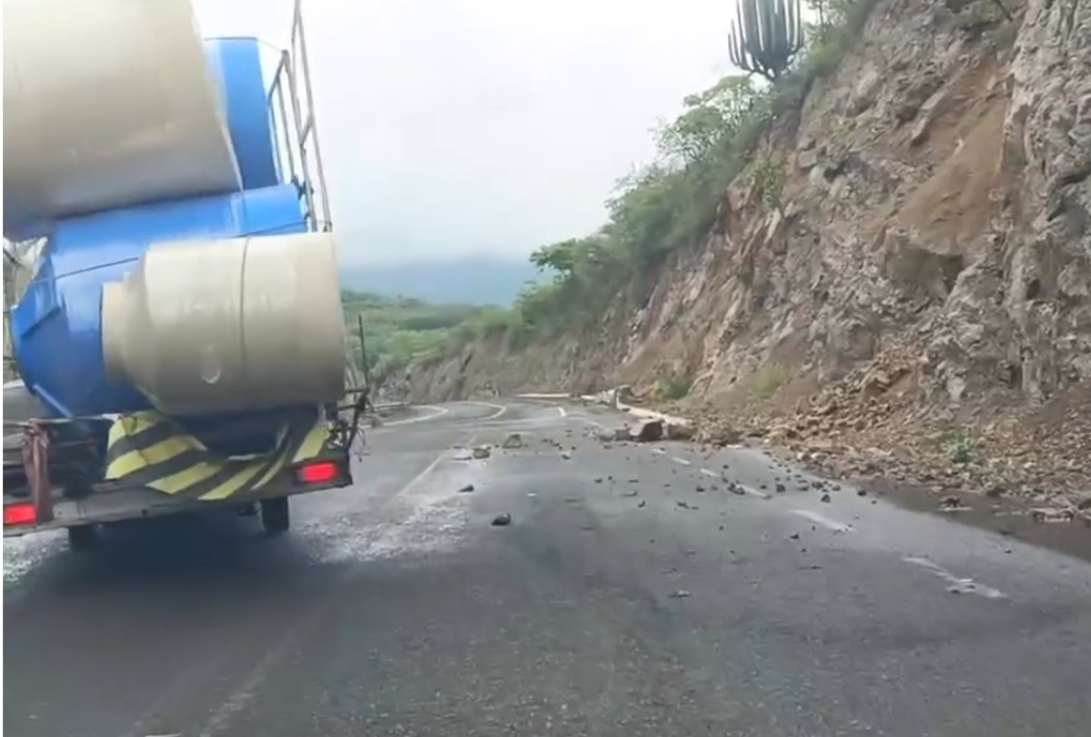 Lluvias generan deslaves en la carretera Izúcar-Acatlán