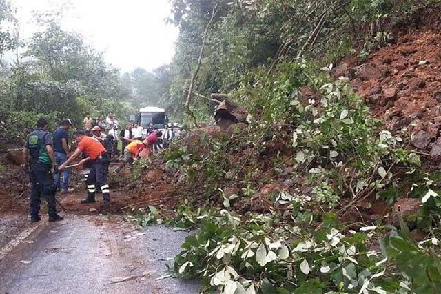 Ocasionan lluvias dos deslaves en carreteras de Chignautla