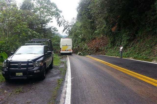 Ocasionan lluvias dos deslaves en carreteras de Chignautla