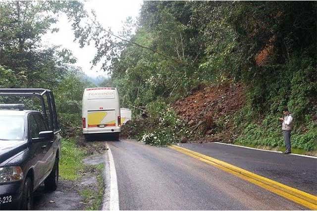 Ocasionan lluvias dos deslaves en carreteras de Chignautla