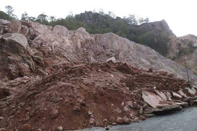 Ocasionan lluvias dos deslaves en carreteras de Chignautla