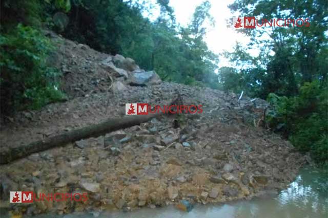 Deslave ocasiona cierre de carretera estatal Tlatlauquitepec-Mazatepec