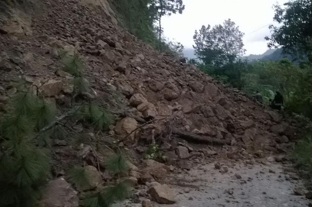Fuertes lluvias provocan deslave en carretera Interserrana a Zapotitlán