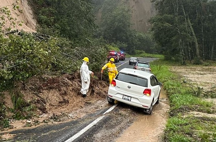 Lluvias dejan deslaves en autopista a Teziutlán y carretera en Zacapoaxtla