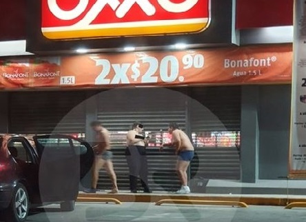 Captan a tres personas semidesnudas en Oxxo de Amozoc