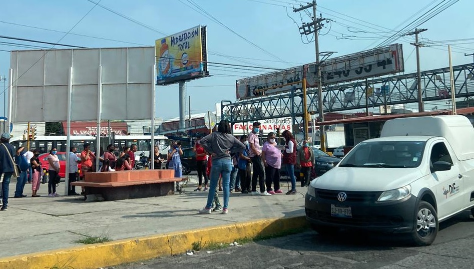 Sin respetar la Sana Distancia entrega despensas SMDIF Puebla