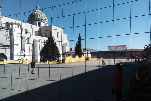 Despliegan policías para evitar que ambulantes ocupen plaza en Teziutlán