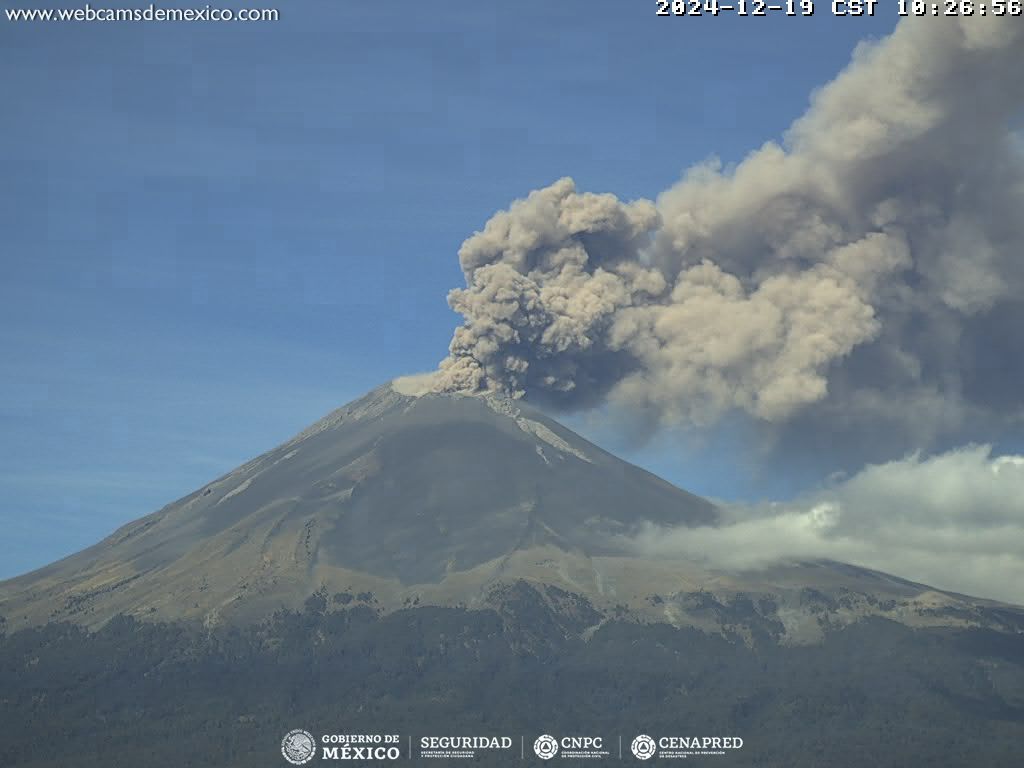 Cae ceniza del Popocatépetl en Atlatlahucan, estado de Morelos