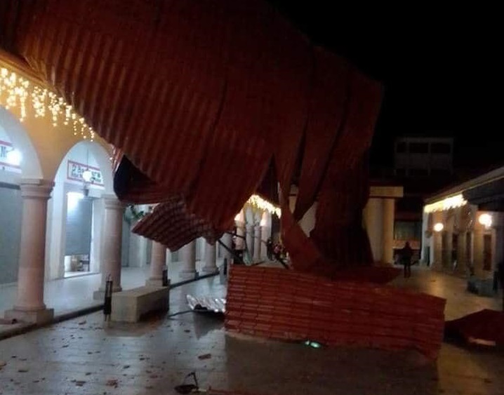Fuertes ráfagas dañan techo del mercado municipal de Teziutlán