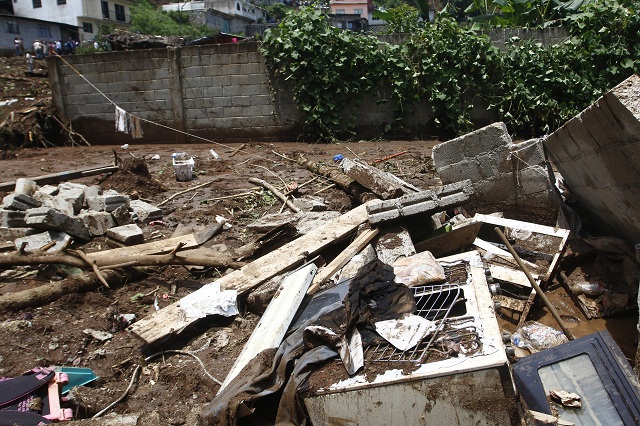 Fuerte lluvia destruye 22 casas en Zinacatepec