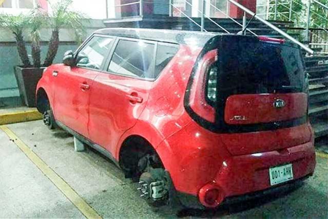 Vídeo: desvalijan vehículo afuera de KIA de la Vía Atlixcáyotl