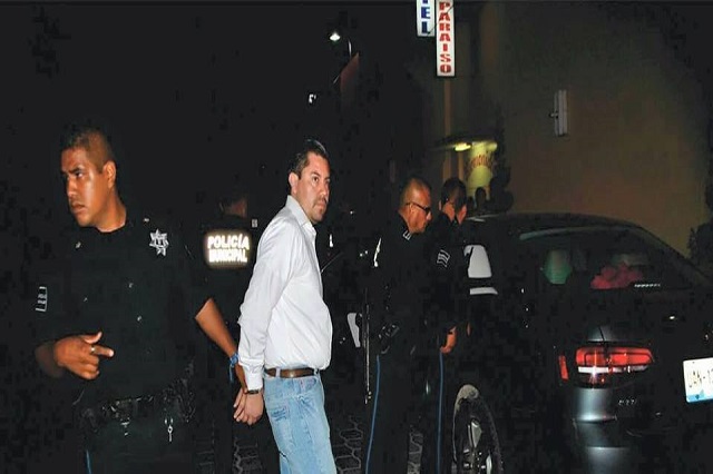 Exfuncionario de Tehuacán es detenido con R15, cartuchos e inmovilizador