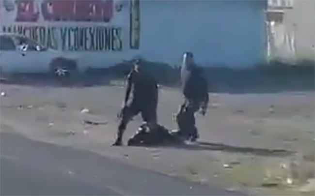 VIDEO Comando rescata a detenido tras golpear a policías en Cuapiaxtla