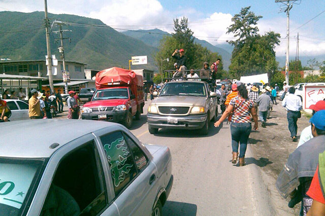 Casi linchan a policías de Cañada Morelos y queman 2 patrullas