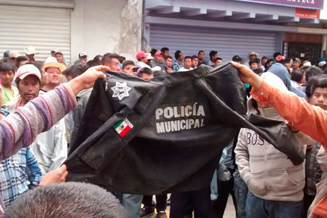 Casi linchan a policías de Cañada Morelos y queman 2 patrullas