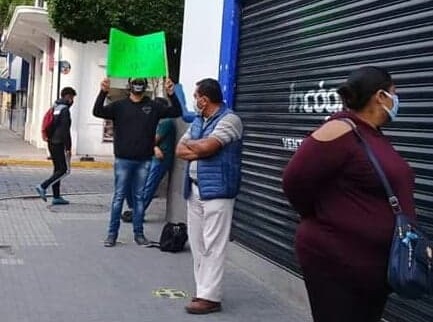 Con pretexto de la Sana Distancia, cobran por apartar lugares en el banco