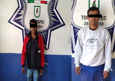 Cerca de secundaria, detienen a jóvenes con posible droga en Tochtepec