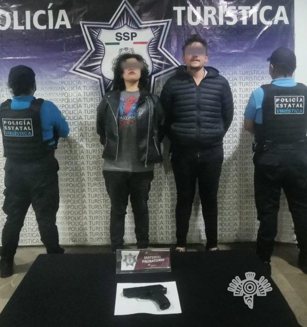 Tras amenazar a conductor de plataforma, detiene a pareja en Puebla